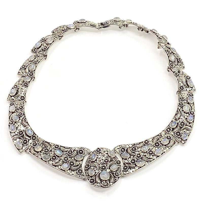 Gorgeous Moonstone Flowers Design Necklace