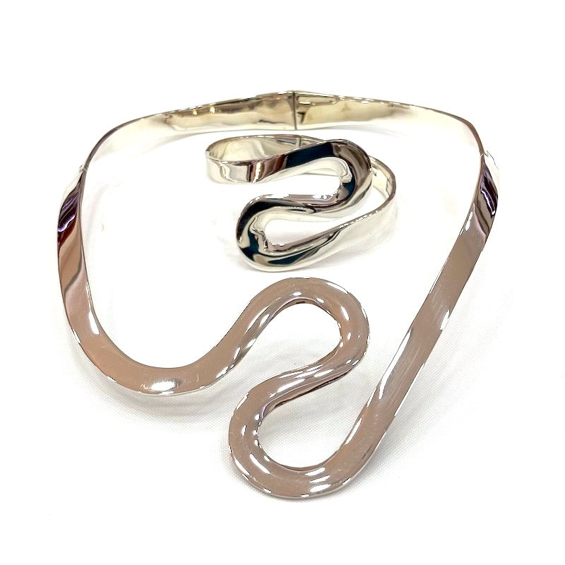 Gorgeous Wavy Design Necklace & Bracelet Set