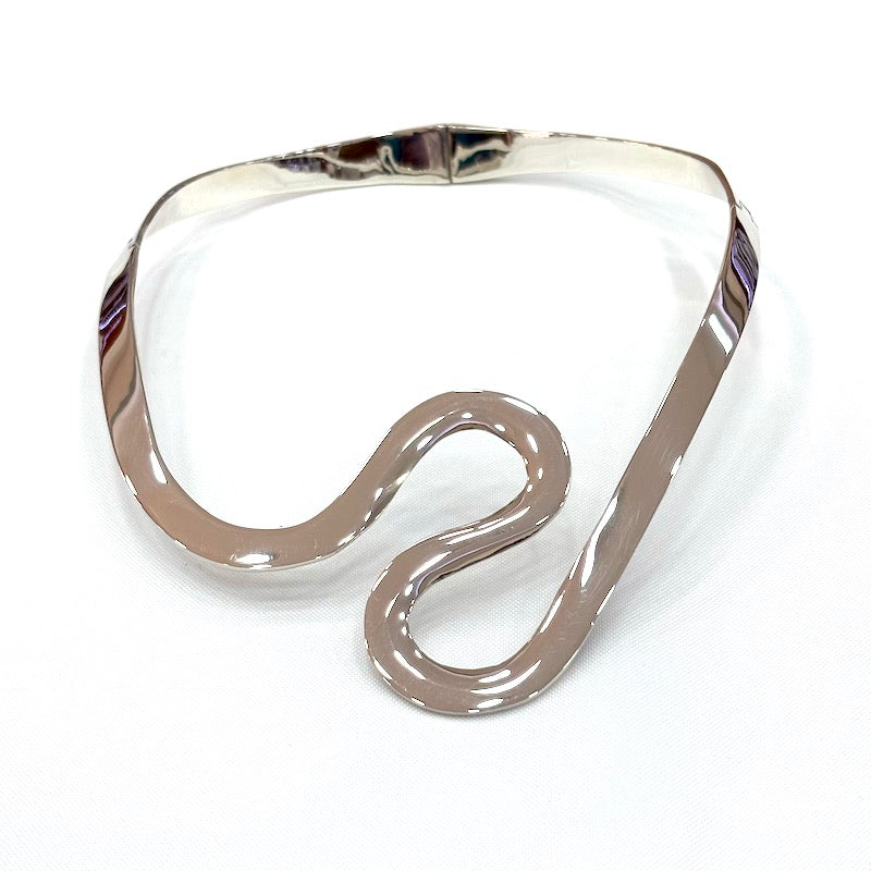 Gorgeous Wavy Design Necklace & Bracelet Set