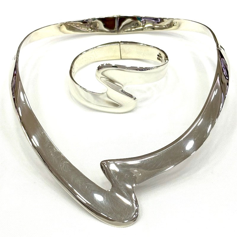 Elegant Design Rigid Necklace & Bracelet Set