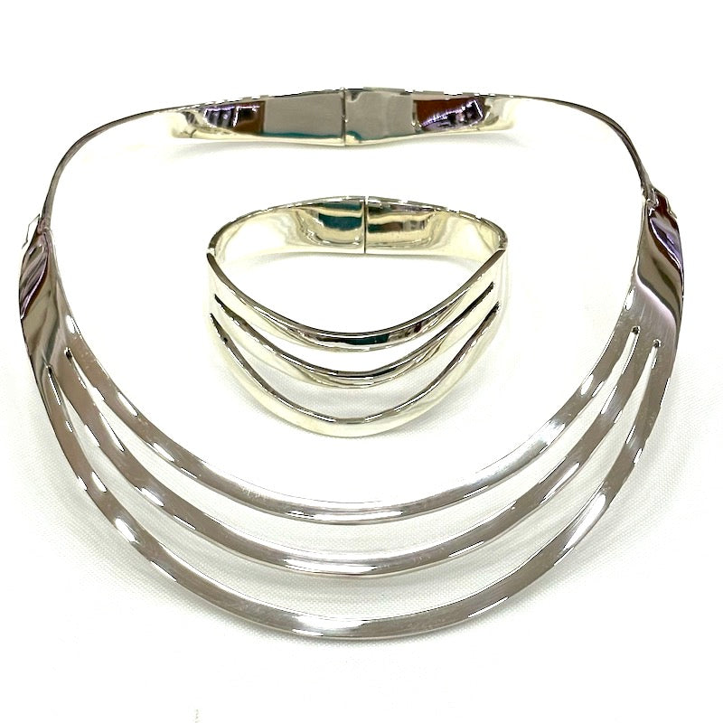 Beautiful Triple Stripes Necklace and Bracelet Set