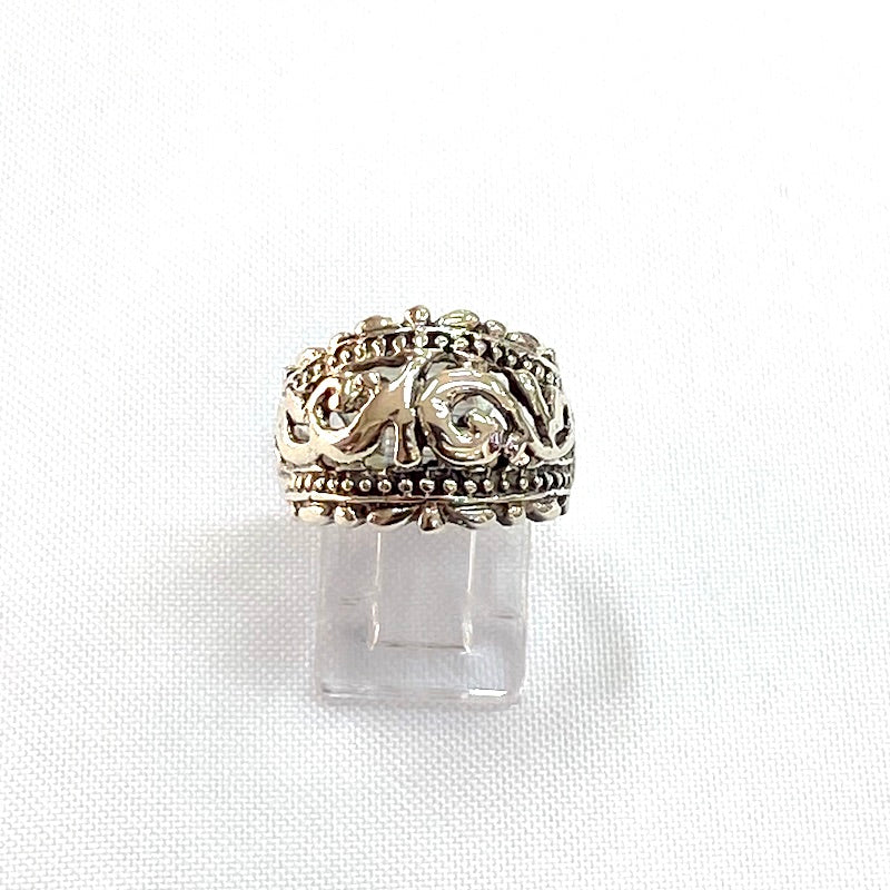 Classic Style Ring with Carved Pattern Design