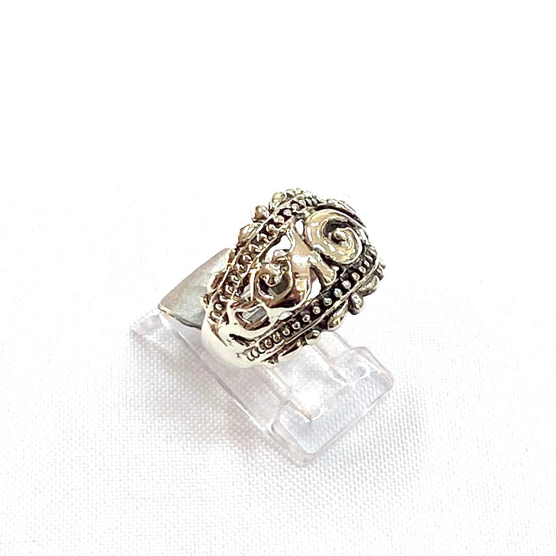 Classic Style Ring with Carved Pattern Design